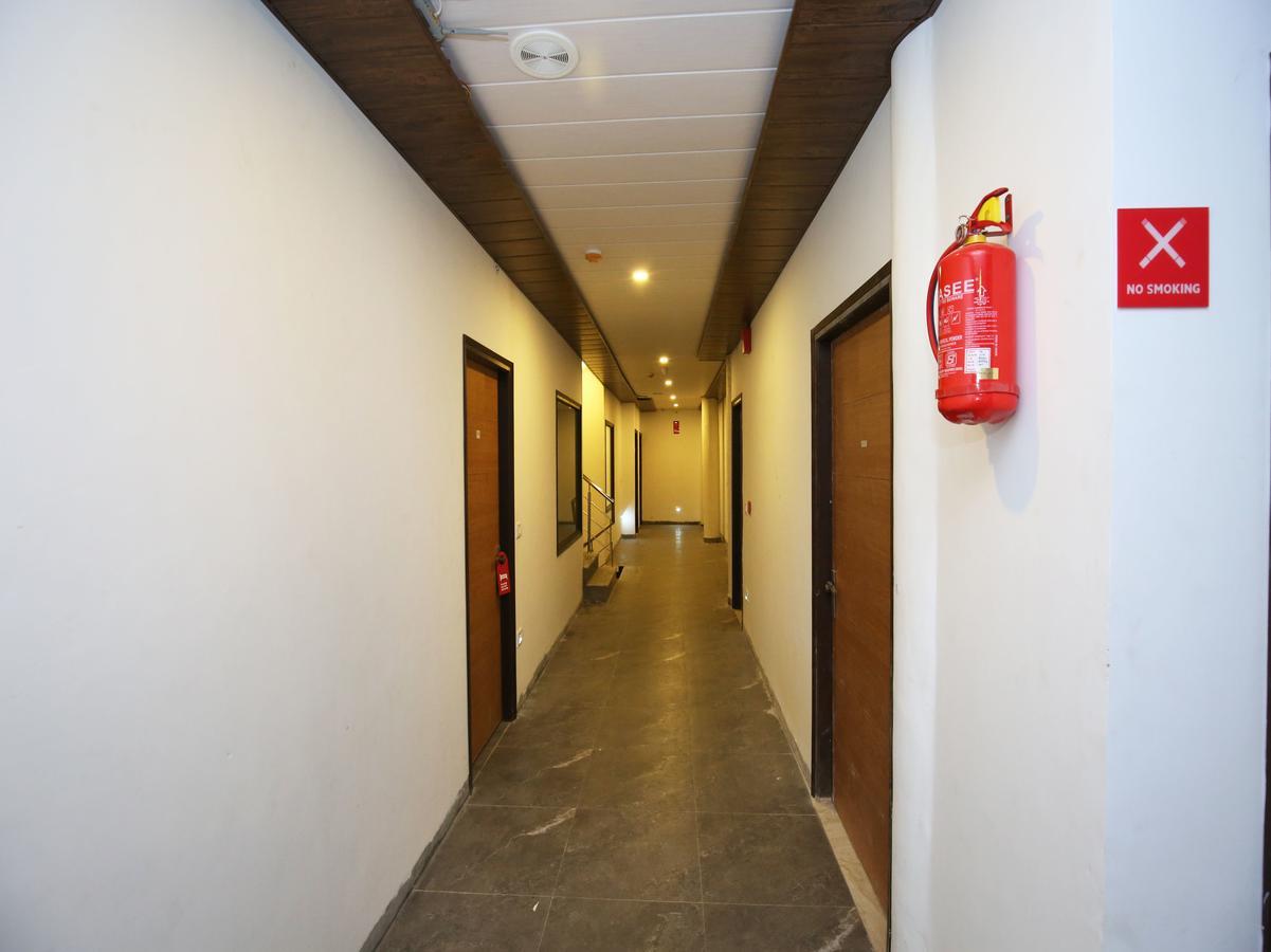 Capital O 9822 Hotel Seven Chandigarh Bagian luar foto